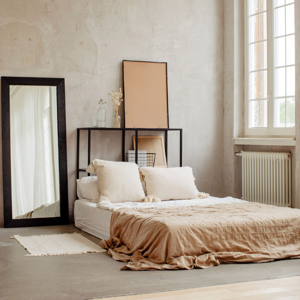 Chambre minimaliste avec lit bas et tons beiges