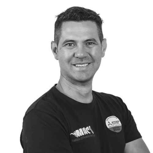 Portrait d’un homme souriant en t-shirt noir